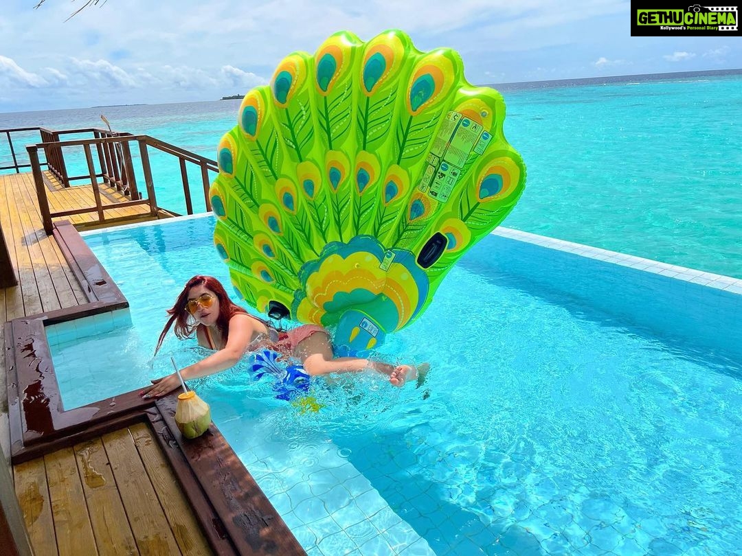 Ashnoor Kaur Instagram - Watch me fall off the floatie in 5 easy steps🥲 Maldives