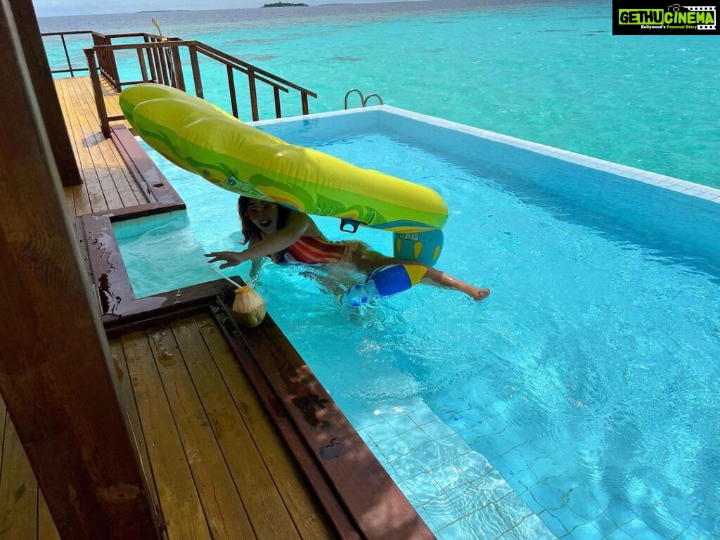 Ashnoor Kaur Instagram - Watch me fall off the floatie in 5 easy steps🥲 Maldives
