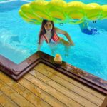 Ashnoor Kaur Instagram - Watch me fall off the floatie in 5 easy steps🥲 Maldives