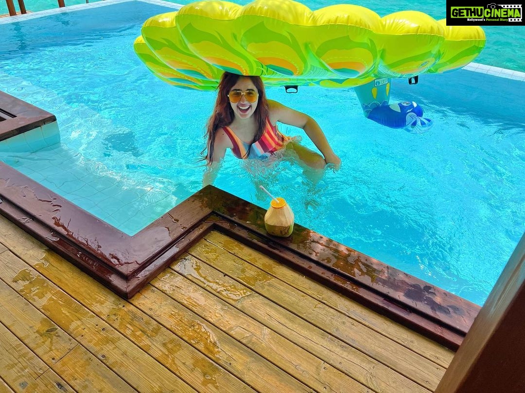Ashnoor Kaur Instagram - Watch me fall off the floatie in 5 easy steps🥲 Maldives