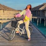 Ashnoor Kaur Instagram - Summa’23🌤️🚴🏻‍♀️🌻 . . Swipe to the last slide to not miss the amazing viewwww🤌🏻 #Maldives #Summers #Vacation 👚 @ordinaree.in 📍 @sunsiyamiruveli @sunsiyamresorts 🤝 @planmyleisure #sunsiyam #iruveli #planmyleisure