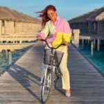 Ashnoor Kaur Instagram - Summa’23🌤️🚴🏻‍♀️🌻 . . Swipe to the last slide to not miss the amazing viewwww🤌🏻 #Maldives #Summers #Vacation 👚 @ordinaree.in 📍 @sunsiyamiruveli @sunsiyamresorts 🤝 @planmyleisure #sunsiyam #iruveli #planmyleisure