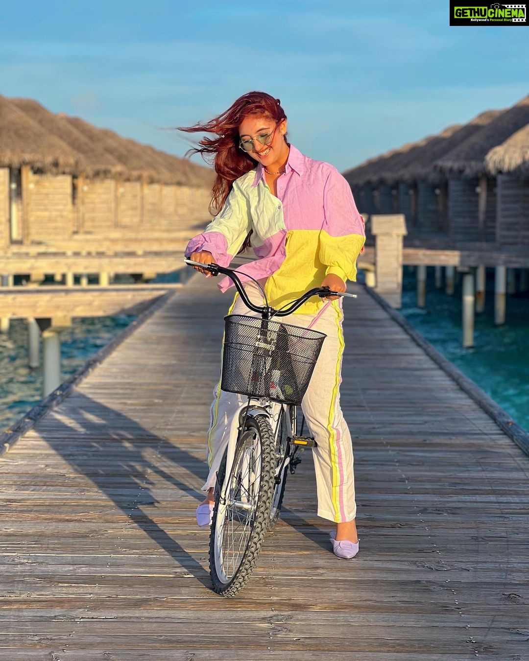 Ashnoor Kaur Instagram - Summa’23🌤️🚴🏻♀️🌻 . . Swipe to the last slide to not miss the amazing viewwww🤌🏻 #Maldives #Summers #Vacation 👚 @ordinaree.in 📍 @sunsiyamiruveli @sunsiyamresorts 🤝 @planmyleisure #sunsiyam #iruveli #planmyleisure