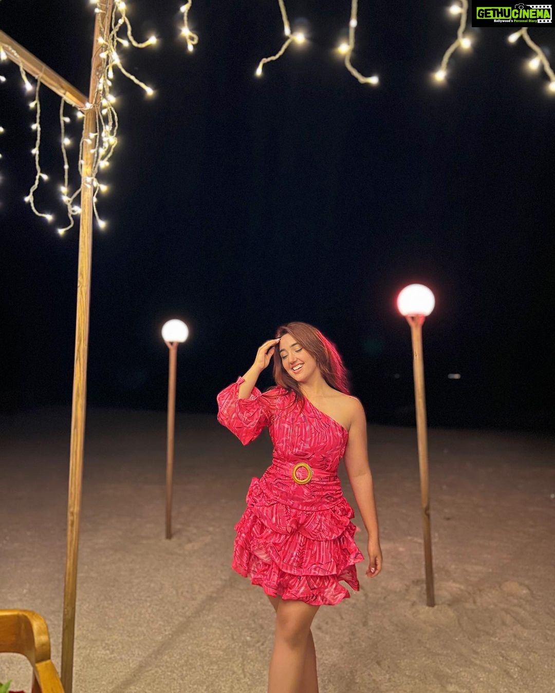 Ashnoor Kaur Instagram - Clair de luneπ¦©π . . . π @femi9.byas π§£ @styling.your.soul π @sunsiyamiruveli @sunsiyamresorts π€ @planmyleisure Maldives
