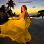 Ashnoor Kaur Instagram - Main character moment💛🌻🌅 . . 👗 @ordinaree.in 📍 @sunsiyamresorts @sunsiyamiruveli 🤝 @planmyleisure Sun Siyam Iru Veli
