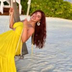 Ashnoor Kaur Instagram - Main character moment💛🌻🌅 . . 👗 @ordinaree.in 📍 @sunsiyamresorts @sunsiyamiruveli 🤝 @planmyleisure Sun Siyam Iru Veli
