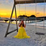 Ashnoor Kaur Instagram - Main character moment💛🌻🌅 . . 👗 @ordinaree.in 📍 @sunsiyamresorts @sunsiyamiruveli 🤝 @planmyleisure Sun Siyam Iru Veli