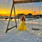 Ashnoor Kaur Instagram - Main character moment💛🌻🌅 . . 👗 @ordinaree.in 📍 @sunsiyamresorts @sunsiyamiruveli 🤝 @planmyleisure Sun Siyam Iru Veli