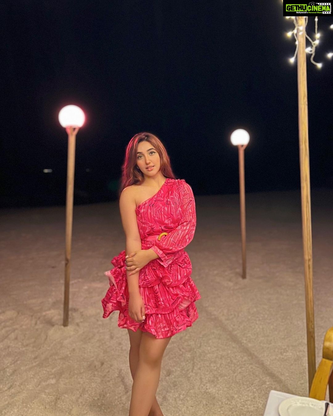 Ashnoor Kaur Instagram - Clair de luneπ¦©π . . . π @femi9.byas π§£ @styling.your.soul π @sunsiyamiruveli @sunsiyamresorts π€ @planmyleisure Maldives