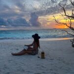 Ashnoor Kaur Instagram – Sea foam in the veins,
Understanding the language of the waves🌊🐚🐬🌅
.
.
.
🩱 @merakilifestudio 
👜 @pine_cone_official 
📍 @sunsiyamresorts @sunsiyamiruveli
🤝 @planmyleisure Sun Siyam Iru Veli