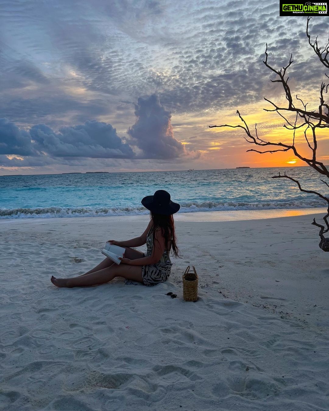 Ashnoor Kaur Instagram - Sea foam in the veins, Understanding the language of the wavesπππ¬π
. . . π©± @merakilifestudio π @pine_cone_official π @sunsiyamresorts @sunsiyamiruveli π€ @planmyleisure Sun Siyam Iru Veli