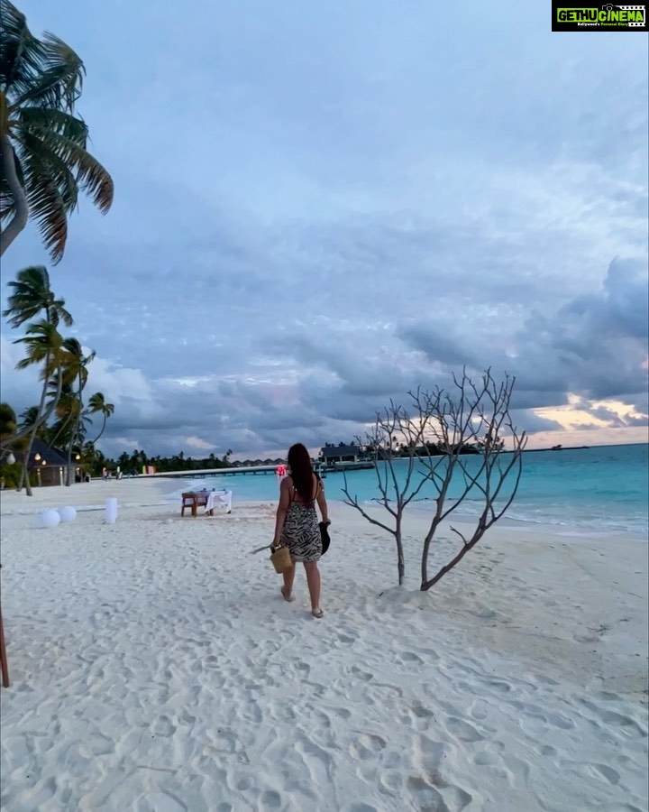 Ashnoor Kaur Instagram - Sea foam in the veins, Understanding the language of the wavesπππ¬π
. . . π©± @merakilifestudio π @pine_cone_official π @sunsiyamresorts @sunsiyamiruveli π€ @planmyleisure Sun Siyam Iru Veli