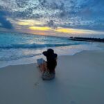 Ashnoor Kaur Instagram – Sea foam in the veins,
Understanding the language of the waves🌊🐚🐬🌅
.
.
.
🩱 @merakilifestudio 
👜 @pine_cone_official 
📍 @sunsiyamresorts @sunsiyamiruveli
🤝 @planmyleisure Sun Siyam Iru Veli
