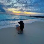 Ashnoor Kaur Instagram - Sea foam in the veins, Understanding the language of the waves🌊🐚🐬🌅 . . . 🩱 @merakilifestudio 👜 @pine_cone_official 📍 @sunsiyamresorts @sunsiyamiruveli 🤝 @planmyleisure Sun Siyam Iru Veli