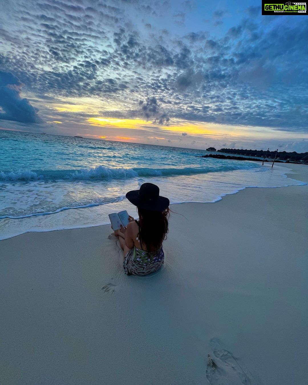 Ashnoor Kaur Instagram - Sea foam in the veins, Understanding the language of the wavesπππ¬π
. . . π©± @merakilifestudio π @pine_cone_official π @sunsiyamresorts @sunsiyamiruveli π€ @planmyleisure Sun Siyam Iru Veli