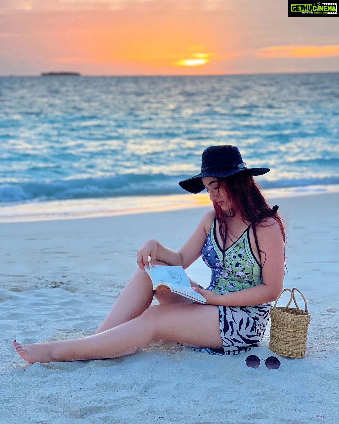 Ashnoor Kaur Instagram - Sea foam in the veins, Understanding the language of the wavesπππ¬π
. . . π©± @merakilifestudio π @pine_cone_official π @sunsiyamresorts @sunsiyamiruveli π€ @planmyleisure Sun Siyam Iru Veli