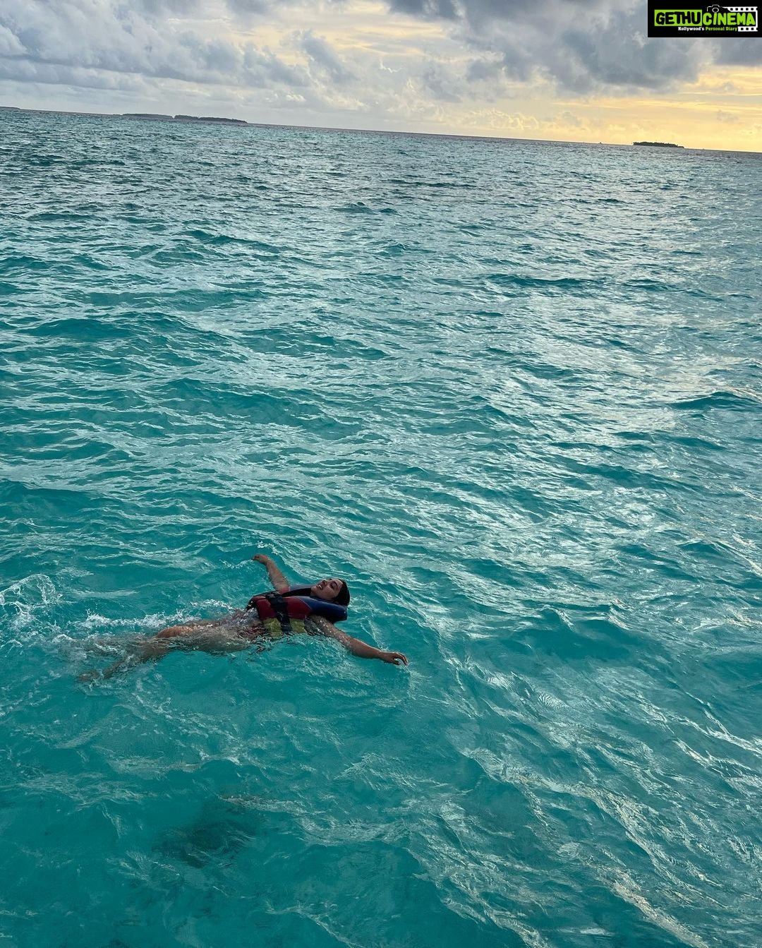 Ashnoor Kaur Instagram - Could there have been any better way to celebrate the ‘World ocean day’ other than swimming in the Indian Ocean itself?🌊🤌🏻🤍 . . 📍 @sunsiyamiruveli @sunsiyamresorts 🤝 @planmyleisure Indian Ocean, Maldives