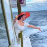 Ashnoor Kaur Instagram - Private cruisin’… Sea you later🌊👀🐚 . . Ps: It’s apple juice🤣 👗 @styleanny_in 💎 @designsbyjewelsgalaxy @designsandyoustudio 👒 @merakilifestudio 📸 @_._muitzz_._ 📍 @sunsiyamiruveli @sunsiyamresorts 🤝 @planmyleisure #maldives #sunsiyam #iruveli #planmyleisure #privatecuise Maldives