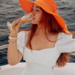 Ashnoor Kaur Instagram - Private cruisin’… Sea you later🌊👀🐚 . . Ps: It’s apple juice🤣 👗 @styleanny_in 💎 @designsbyjewelsgalaxy @designsandyoustudio 👒 @merakilifestudio 📸 @_._muitzz_._ 📍 @sunsiyamiruveli @sunsiyamresorts 🤝 @planmyleisure #maldives #sunsiyam #iruveli #planmyleisure #privatecuise Maldives