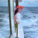 Ashnoor Kaur Instagram - Private cruisin’… Sea you later🌊👀🐚 . . Ps: It’s apple juice🤣 👗 @styleanny_in 💎 @designsbyjewelsgalaxy @designsandyoustudio 👒 @merakilifestudio 📸 @_._muitzz_._ 📍 @sunsiyamiruveli @sunsiyamresorts 🤝 @planmyleisure #maldives #sunsiyam #iruveli #planmyleisure #privatecuise Maldives