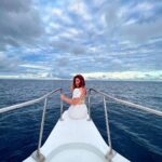 Ashnoor Kaur Instagram - Private cruisin’… Sea you later🌊👀🐚 . . Ps: It’s apple juice🤣 👗 @styleanny_in 💎 @designsbyjewelsgalaxy @designsandyoustudio 👒 @merakilifestudio 📸 @_._muitzz_._ 📍 @sunsiyamiruveli @sunsiyamresorts 🤝 @planmyleisure #maldives #sunsiyam #iruveli #planmyleisure #privatecuise Maldives