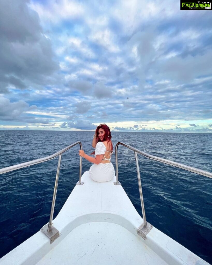Ashnoor Kaur Instagram - Private cruisin’… Sea you later🌊👀🐚 . . Ps: It’s apple juice🤣 👗 @styleanny_in 💎 @designsbyjewelsgalaxy @designsandyoustudio 👒 @merakilifestudio 📸 @_._muitzz_._ 📍 @sunsiyamiruveli @sunsiyamresorts 🤝 @planmyleisure #maldives #sunsiyam #iruveli #planmyleisure #privatecuise Maldives
