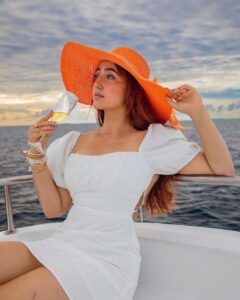 Ashnoor Kaur Instagram - Private cruisin’… Sea you later🌊👀🐚 . . Ps: It’s apple juice🤣 👗 @styleanny_in 💎 @designsbyjewelsgalaxy @designsandyoustudio 👒 @merakilifestudio 📸 @_._muitzz_._ 📍 @sunsiyamiruveli @sunsiyamresorts 🤝 @planmyleisure #maldives #sunsiyam #iruveli #planmyleisure #privatecuise Maldives