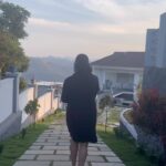 Aswathy Sreekanth Instagram - Good times 🖤 @thewindymistresort #travel #work #shoot