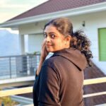 Aswathy Sreekanth Instagram - "ചിറകിന്റെ ഭാരം ഇറക്കിവച്ച് കൊക്കൂണിലേക്ക് മടങ്ങി വന്ന പട്ടുനൂൽ പുഴുവിന്റേതു പോലെയാവും ചിലപ്പോഴെന്റെ സ്വാസ്ഥ്യം..."