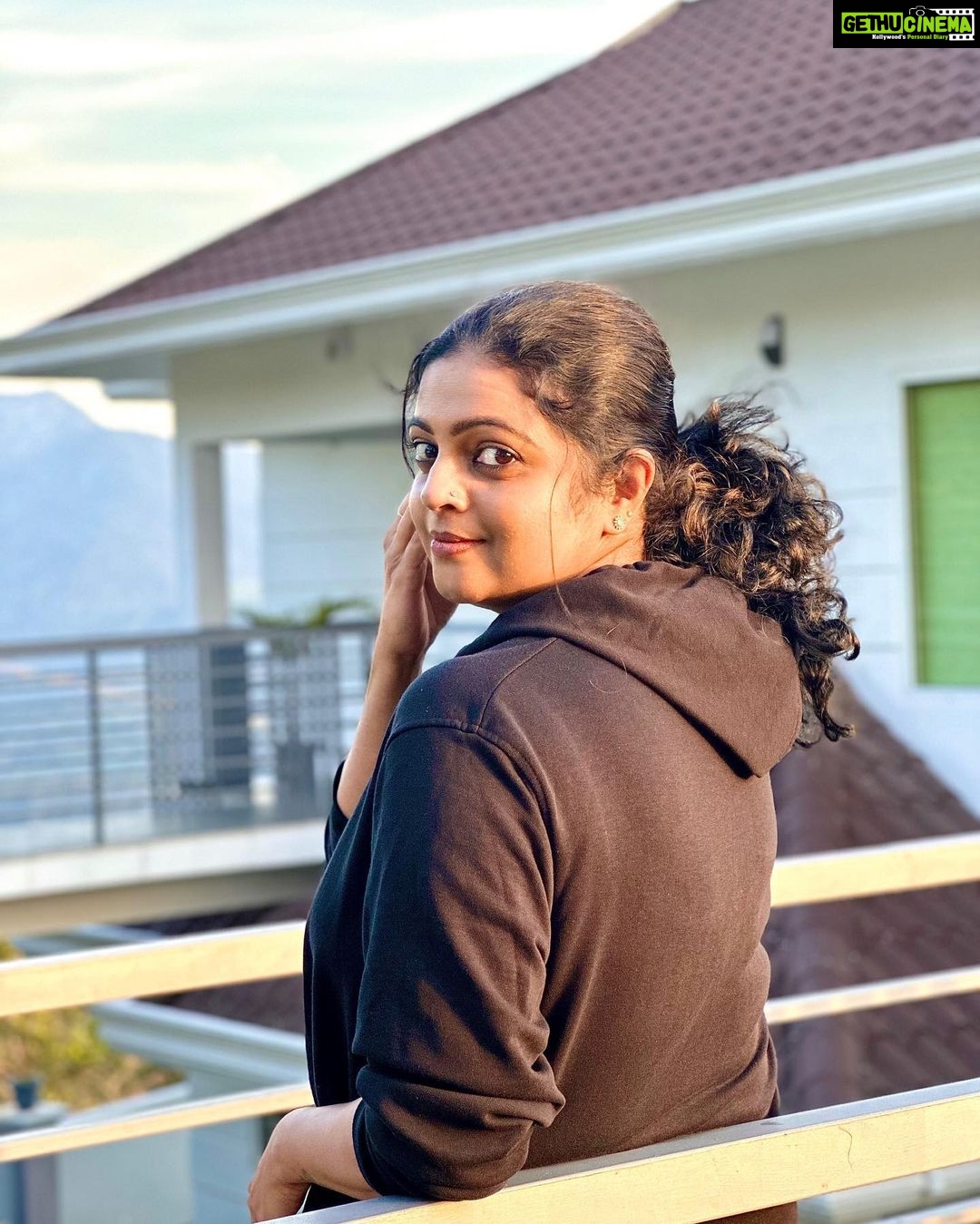 Aswathy Sreekanth Instagram - "ചിറകിന്റെ ഭാരം ഇറക്കിവച്ച് കൊക്കൂണിലേക്ക് മടങ്ങി വന്ന പട്ടുനൂൽ പുഴുവിന്റേതു പോലെയാവും ചിലപ്പോഴെന്റെ സ്വാസ്ഥ്യം..."