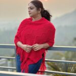 Aswathy Sreekanth Instagram - Dawn or dusk ? ❤️ #travel #sun #nature #bliss #aswathysreekanth #shoottime #traveltowork #movie