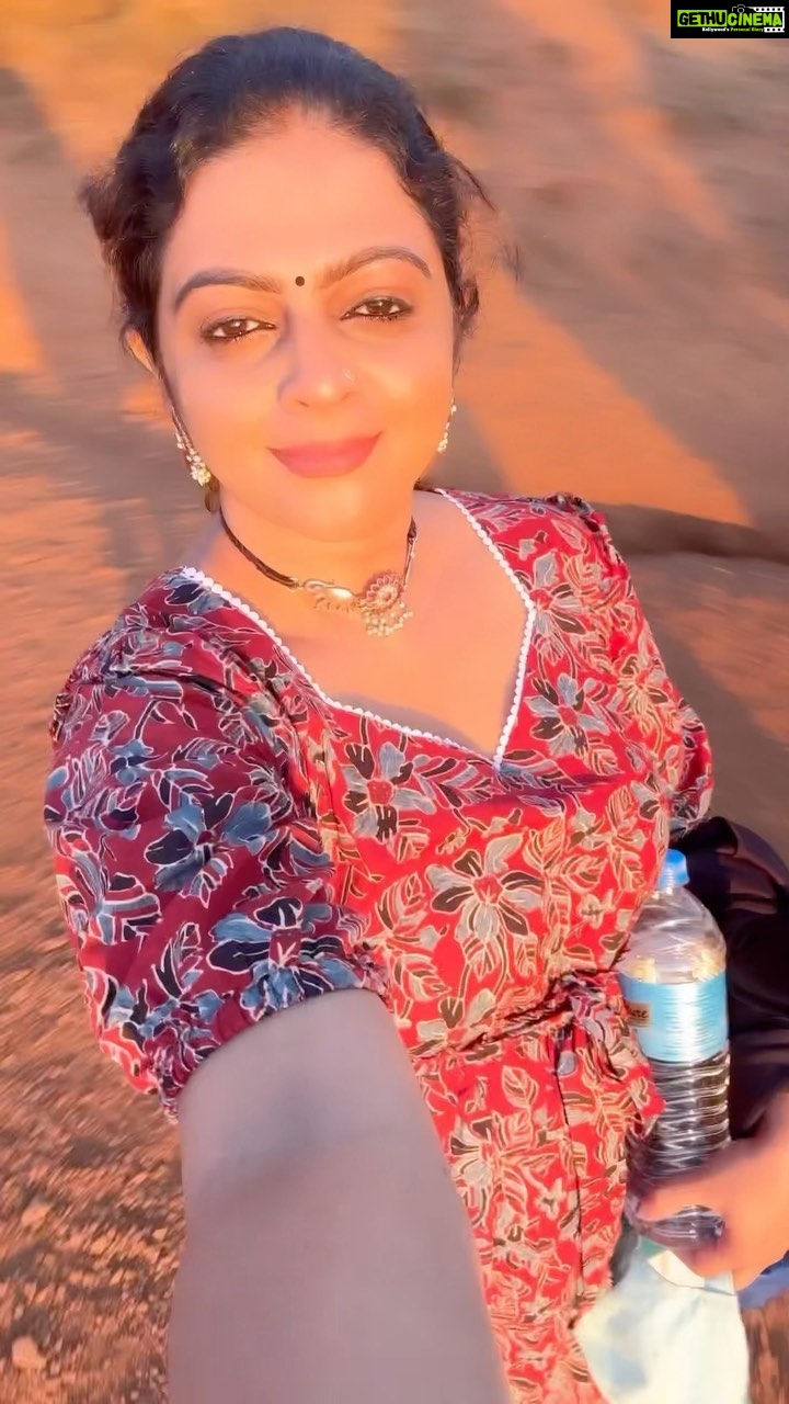 Aswathy Sreekanth Instagram - “നഗരങ്ങളിൽ നിന്ന് ഗ്രാമത്തിലേക്കുള്ള വഴി പോലെയായിരുന്നു നീ പോകെ പോകെ പച്ച തെളിയുന്നത് ഇടുങ്ങിയൊതുങ്ങുമ്പോഴും ആകാശം കൊണ്ട് വിശാലമാകുന്നത്... കയറ്റിറക്കങ്ങളിൽ ഹൃദയം തുടിപ്പിക്കുന്നത് പുകച്ചൂരില്ലാത്ത ശ്വാസം പോലെ അസുലഭമായത് !” #travelreels #hiking #kudajadri #aswathysreekanth