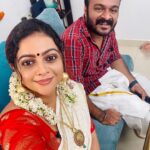 Aswathy Sreekanth Instagram - വൈകുന്നേരങ്ങളിൽ ഒരു ചായേം കുടിച്ച് വർത്താനം പറഞ്ഞ് ഇരിക്കുമ്പോൾ ലോകത്ത് യാതൊരു പ്രശ്നവും ഇല്ലല്ലോന്ന് തോന്നിപ്പിക്കണ ചില ആളുകൾ ഇല്ലേ ? ജീവിതം ഇത്ര സിംപിൾ ആയിരുന്നോ എന്ന് തോന്നിപ്പിക്കുന്നവർ... ആകാശം താഴെ വീഴുംന്ന് പറഞ്ഞാ, വരട്ടെ അപ്പൊ നോക്കാം ന്ന് പറയുന്നവർ...നമ്മുടെ എന്ത് ഉട്ടോപ്യൻ ഐഡിയകളും ജഡ്ജ് ചെയ്യപ്പെടുമെന്ന് പേടിക്കാതെ പറയാവുന്നവർ. അങ്ങനൊരു ഐറ്റം ആണിത്... We don’t need so many people in our lives. All we need is some genuine souls with whom our thoughts and values align ! And am happy that I found you… Here by wishing one of my dearest humans a very happy birthday 🥳 You deserve everything best in the world (thank universe that u already got the best ever friend 😜) Excited to see your journey as I already know where you’re heading 🥰 Lets celebrate the Dejavus and the beautiful bond we share. Cheers to 30’s dear ! @unaiseadivadu #birthdayboy #capricon #bestfriend #peopleinmylife #supportsystem #crimepartner #happyspace