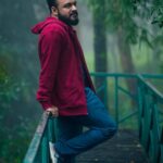 Aswathy Sreekanth Instagram - വൈകുന്നേരങ്ങളിൽ ഒരു ചായേം കുടിച്ച് വർത്താനം പറഞ്ഞ് ഇരിക്കുമ്പോൾ ലോകത്ത് യാതൊരു പ്രശ്നവും ഇല്ലല്ലോന്ന് തോന്നിപ്പിക്കണ ചില ആളുകൾ ഇല്ലേ ? ജീവിതം ഇത്ര സിംപിൾ ആയിരുന്നോ എന്ന് തോന്നിപ്പിക്കുന്നവർ... ആകാശം താഴെ വീഴുംന്ന് പറഞ്ഞാ, വരട്ടെ അപ്പൊ നോക്കാം ന്ന് പറയുന്നവർ...നമ്മുടെ എന്ത് ഉട്ടോപ്യൻ ഐഡിയകളും ജഡ്ജ് ചെയ്യപ്പെടുമെന്ന് പേടിക്കാതെ പറയാവുന്നവർ. അങ്ങനൊരു ഐറ്റം ആണിത്... We don’t need so many people in our lives. All we need is some genuine souls with whom our thoughts and values align ! And am happy that I found you… Here by wishing one of my dearest humans a very happy birthday 🥳 You deserve everything best in the world (thank universe that u already got the best ever friend 😜) Excited to see your journey as I already know where you’re heading 🥰 Lets celebrate the Dejavus and the beautiful bond we share. Cheers to 30’s dear ! @unaiseadivadu #birthdayboy #capricon #bestfriend #peopleinmylife #supportsystem #crimepartner #happyspace