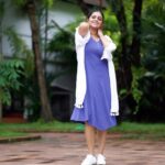 Aswathy Sreekanth Instagram – ഉള്ളത് പറഞ്ഞാ ഫസ്റ്റ് ഹാഫ് വൻ പൊളിയാരുന്നു… സെക്കന്റ് ഹാഫായപ്പോൾ എന്തിനാ ടിക്കറ്റ് എടുത്തതെന്ന് തോന്നിപ്പിക്കുന്ന ചില സിനിമകൾ പോലെയായി പോയി 2022 😁

പിള്ളേരേം കൊണ്ട് ആശുപത്രിയിൽ കയറി ഇറങ്ങി ഇപ്പൊ ഒരു ദിവസം കണ്ടില്ലേൽ അവര് ഇങ്ങോട്ട് വിളിച്ച് ചോദിക്കണ അവസ്ഥയായി 😌വീട്ടുകാര്യവും ജോലിയും കൂടി കുഴഞ്ഞ് മറിയുമ്പോൾ ‘ബാലൻസ് ഈസ് എ മിത്ത് ബേബി’ എന്ന് എന്നോട് തന്നെ പറഞ്ഞ് വലിഞ്ഞോടിയ അഞ്ചാറു മാസങ്ങൾ. 
വലിയ പ്രശ്നങ്ങൾ ഇല്ലാത്ത ഒരു ദിവസം എങ്ങാനും ഉണ്ടായാൽ ഞാനിപ്പോ എന്നെ തന്നെ നുള്ളി നോക്കാറുണ്ട് 😁 
പിന്നെ ജോലി ഇതായത് കൊണ്ട് മാത്രം മേക്കപ്പ് ഒക്കെ ഇട്ട് നാലു ഫോട്ടോ എടുത്ത് ഇൻസ്റ്റാഗ്രാമിൽ ഇടാൻ പറ്റുന്നുണ്ട്. ഇവിടെല്ലാം പൊളിയാണെന്ന് നാട്ടുകാരെങ്കിലും ചുമ്മാ ഓർത്ത് അസൂയപ്പെടട്ടെ 😜 
ഇങ്ങനൊക്കെയാണേലും ഈ സെക്കൻഡ് ഹാഫിനോട് ഞാൻ കടപ്പെട്ടിരിക്കുന്നു. കഥ മാറിയതും ചില വെളിപാടുകൾ ഉണ്ടായതും അവിടുന്നാണ്. ജീവിതത്തിന്റെ ലക്ഷ്യം വെളിപ്പെട്ട് തുടങ്ങുന്ന ചില നിമിഷങ്ങൾ ഉണ്ടല്ലോ… അങ്ങനെ ചില മൊമെന്റ്‌സ്‌, ഉള്ളിലേക്കു തുറന്ന കണ്ണാടി പോലെ ചില മനുഷ്യർ, പ്രപഞ്ചം നമ്മളോട് സംവദിക്കുന്ന ചില മനോഹരമായ അനുഭവങ്ങൾ, വ്യക്തത വന്ന കാഴ്ചപ്പാടുകൾ, ഉറപ്പിച്ച ലക്ഷ്യങ്ങൾ….ഫിൽറ്ററുകൾ ഇല്ലാത്ത ജീവിതത്തിൽ സന്തോഷത്തിന്റെ നൂറായിരം മൈക്രോ മൊമെന്റ്‌സ്‌… വന്നവർക്കും നിന്നവർക്കും ഇറങ്ങി പോയവർക്കും നന്ദി…(ആശംസാ വീഡിയോ അയച്ച് കൊടുക്കാത്തതിന് പിണങ്ങി പോയ കൂട്ടുകാർക്ക് ഉൾപ്പെടെ 😜) ❤️

 So ഡിയർ 2022, thank you for everything !
Dear 2023, take me to the new adventures, I am ready, absolutely 🥰