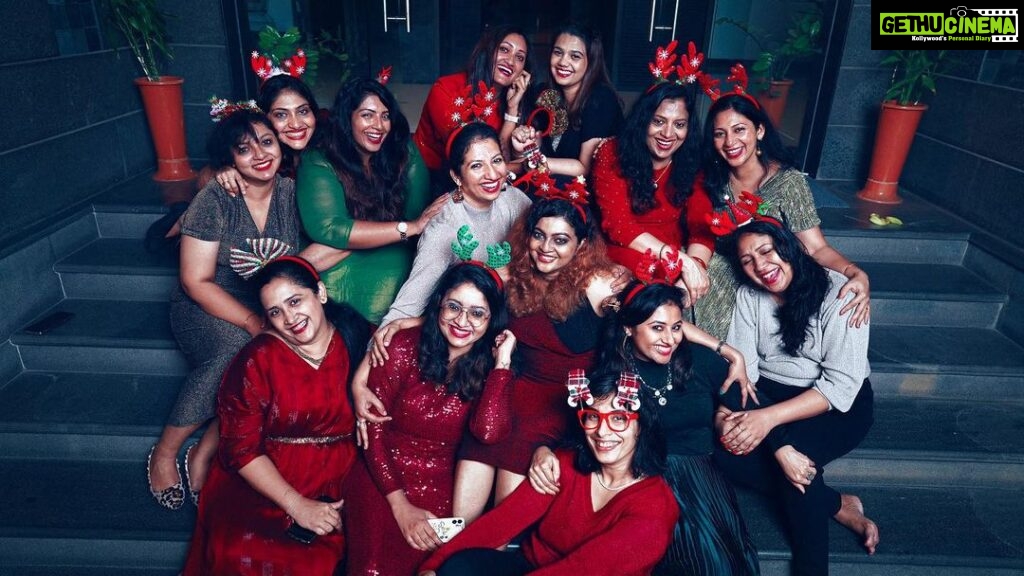 Aswathy Sreekanth Instagram - Adding some Christmas colours to life ♥️ Merry Christmas everyone! 📷 @_nuru_ibrahim_ #thischristmas #friends #mygirls #goodtimes