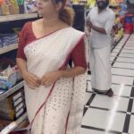 Aswathy Sreekanth Instagram - Asha and Uthaman 😁 #reellife #trendingreels #shoottimefun #aswathysreekanth #spsreekumar #malayalamactors #sitcom #chakkappazham