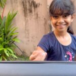 Aswathy Sreekanth Instagram - രാവിലെ തിരക്കിട്ട് ഷൂട്ടിന് പോകാൻ ഇറങ്ങിയപ്പോൾ മേക് അപ്പ് ബോക്സ് എടുക്കാൻ മറന്നു. പത്മ അതും കൊണ്ട് പാർക്കിങ്ങിലേയ്ക് വരുന്ന വരവാണ്. കൂടെ സർപ്രൈസ് ആയിട്ട്, ഇന്നലെ അച്ഛൻ കൊണ്ട് വന്ന ചോക്ലേറ്റ് ബോക്സിൽ നിന്ന് അമ്മയുടെ ഫേവറൈറ്റ് ചോക്ലേറ്റ് ഒരെണ്ണം കൂടി കൈയ്യിൽ കരുതി 🥰 കൊച്ചു കൊച്ചു സന്തോഷങ്ങൾ… 😌 Micro moments of love 💕 #daughter #mammasgirl #growingupfast❤️
