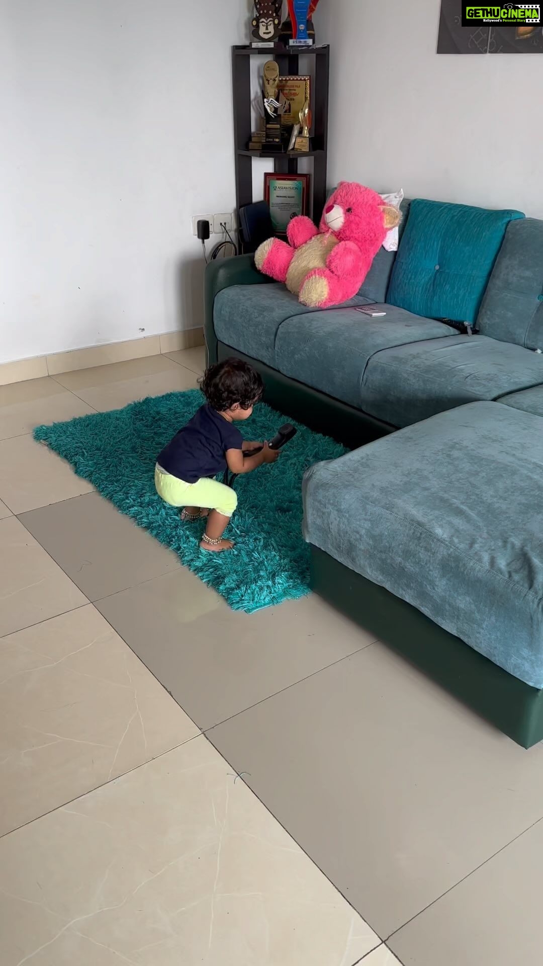 Aswathy Sreekanth Instagram - ഒരു മൊബൈൽ തരാൻ പറഞ്ഞിട്ട് അമ്മ കേൾക്കുന്നില്ല ഗയ്സ് 🤓