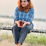 Aswathy Sreekanth Instagram - ലേശം മൊഹബത്ത് ഇട്ട ഒരു സുലൈമാനി എടുക്കട്ടെ ? 💕 #travel #shootmode #sulaimanilove #kadamakkudi #kerala