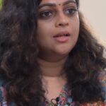 Aswathy Sreekanth Instagram - Love marriage Vs Arranged marriage...@aswathysreekanth Part-1 streaming now on I AM with Dhanya Varma | . . #reels #instareels #aswathysreekanth #interview #malayalam #iamwithdhanyavarma #dhanyavarma #dhanyavarmaswathysreekanth