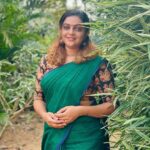 Aswathy Sreekanth Instagram - “നീയൊരു പൊടിമൺ വഴി ഞാനതിലെന്നോ തറഞ്ഞു പോയ വെള്ളാരം കല്ല്”