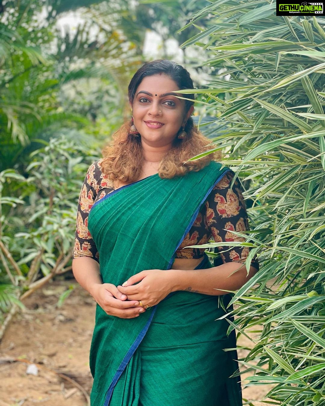 Aswathy Sreekanth Instagram - “നീയൊരു പൊടിമൺ വഴി ഞാനതിലെന്നോ തറഞ്ഞു പോയ വെള്ളാരം കല്ല്”