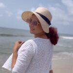 Aswathy Sreekanth Instagram - ആനന്ദമേ... #sea #sandonfeetandsunonface #windsonhair #seaside #vitaminsea #happiness #seaheals #travel #calicutbeach #kerala #beaches
