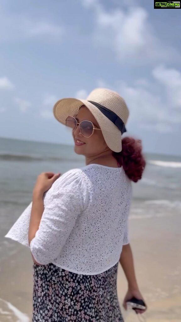 Aswathy Sreekanth Instagram - ആനന്ദമേ... #sea #sandonfeetandsunonface #windsonhair #seaside #vitaminsea #happiness #seaheals #travel #calicutbeach #kerala #beaches