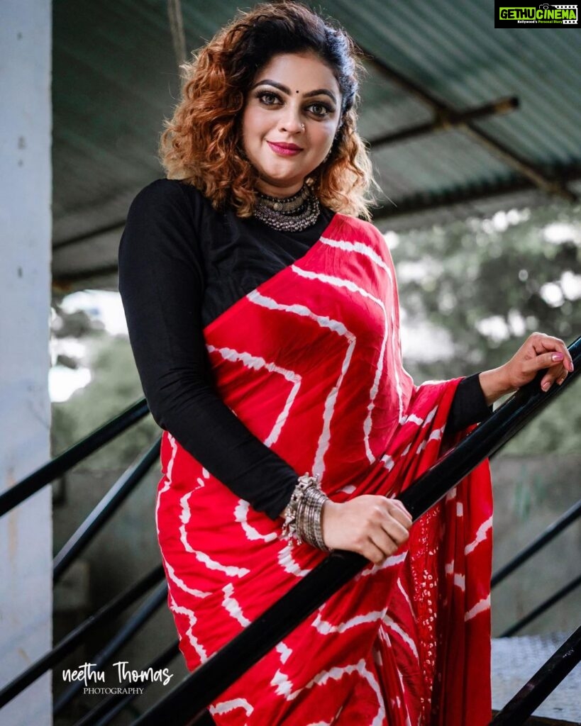 Aswathy Sreekanth Instagram - “Each time a woman stands up for herself, she stands up for all women.” @sabarinathk_ @shoshank_makeup Saree @byhand.in @neethuthomasphotography #blackandred #shoottime #zeekeralam #sareelook #trends