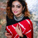Aswathy Sreekanth Instagram - “There’s nothing stronger than a broken woman who has rebuilt herself” @sabarinathk_ @shoshank_makeup Saree @byhand.in @neethuthomasphotography #blackandred #shoottime #zeekeralam #sareelook #trends