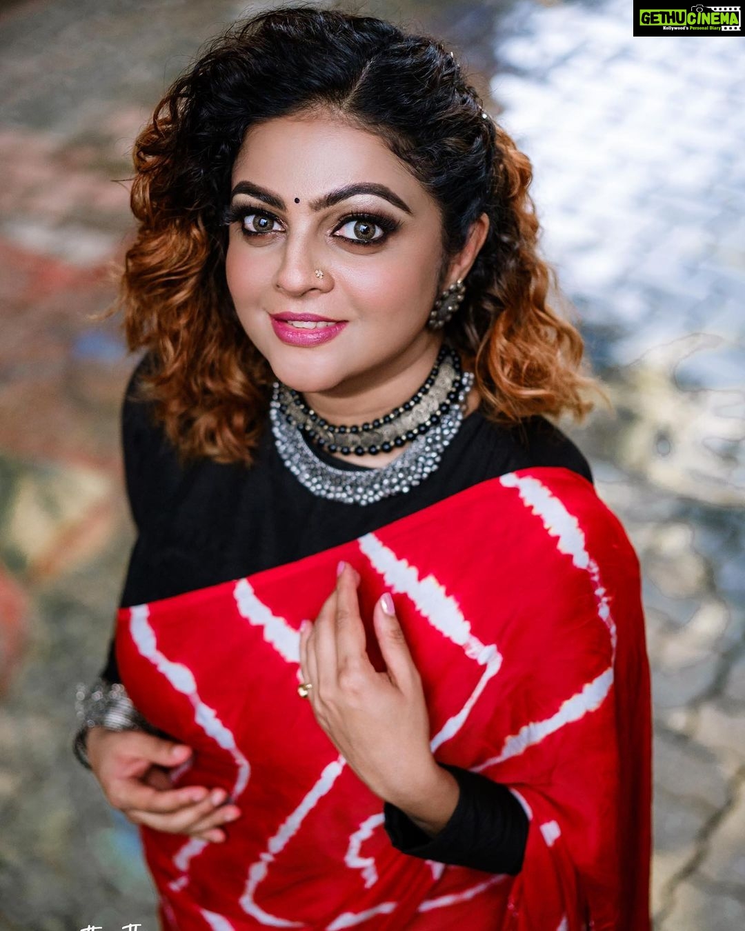 Aswathy Sreekanth Instagram - “There’s nothing stronger than a broken woman who has rebuilt herself” @sabarinathk_ @shoshank_makeup Saree @byhand.in @neethuthomasphotography #blackandred #shoottime #zeekeralam #sareelook #trends