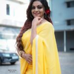 Aswathy Sreekanth Instagram – Living in colour 💛

Styling @sabarinathk_ 
H&M @sijanmakeupartist 
📸 @neethuthomasphotography 
#shoottime #njanumentalum #zeekeralam #anchorlife #sareelove