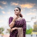 Aswathy Sreekanth Instagram - Let it all go, see what stays 💕 Styling @sabarinathk_ Saree @khajuraho_boutique_ H&M @shoshank_makeup Pic @gananbabu #diwali #sareepic #aswathysreekanth #televisionhost #celebrations #indiancelebration